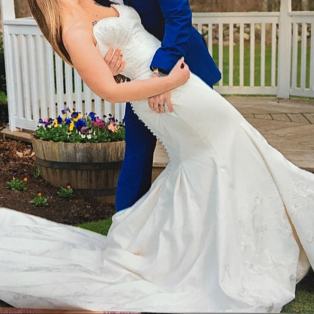 ATELIER PRONOVIAS Barcelona Trumpet Style Wedding Dress